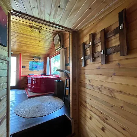 Kirmizi Hobbit Evi 4*