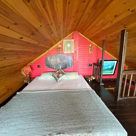 Kirmizi Hobbit Evi 호텔 사판자
