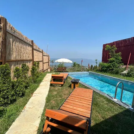 Kirmizi Hobbit Evi 사판자