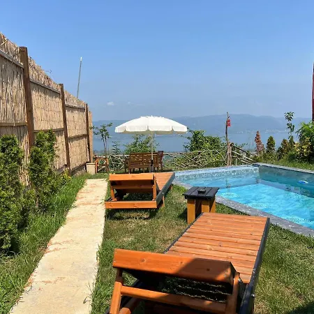 Kirmizi Hobbit Evi 호텔 사판자