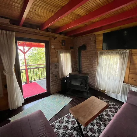 Kirmizi Hobbit Evi